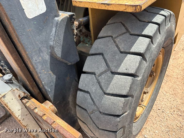 image for item DY2495 Caterpillar forklift