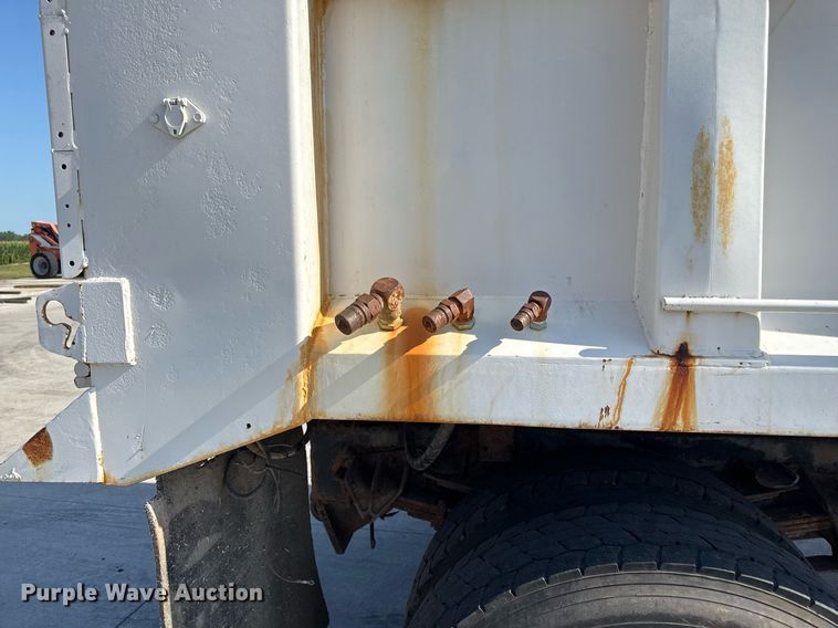 image for item DY8089 2001 International 4900 dump truck