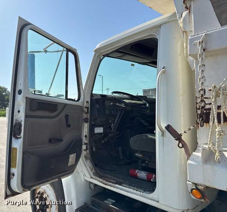 image for item DY8089 2001 International 4900 dump truck