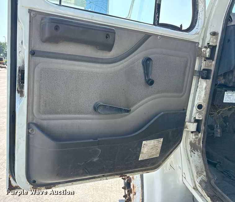 image for item DY8089 2001 International 4900 dump truck