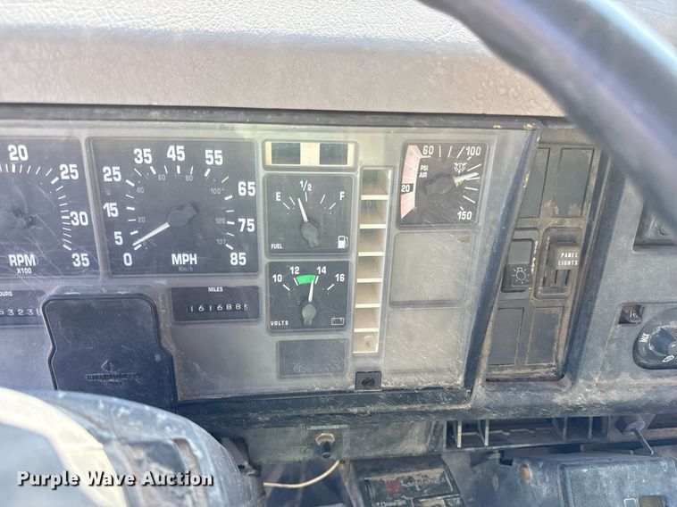 image for item DY8089 2001 International 4900 dump truck