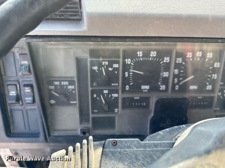 image for item DY8089 2001 International 4900 dump truck