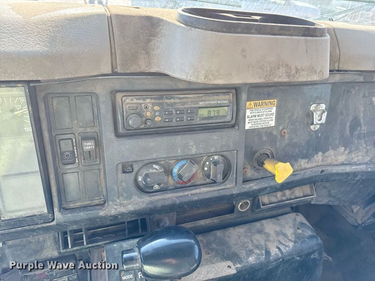 image for item DY8089 2001 International 4900 dump truck