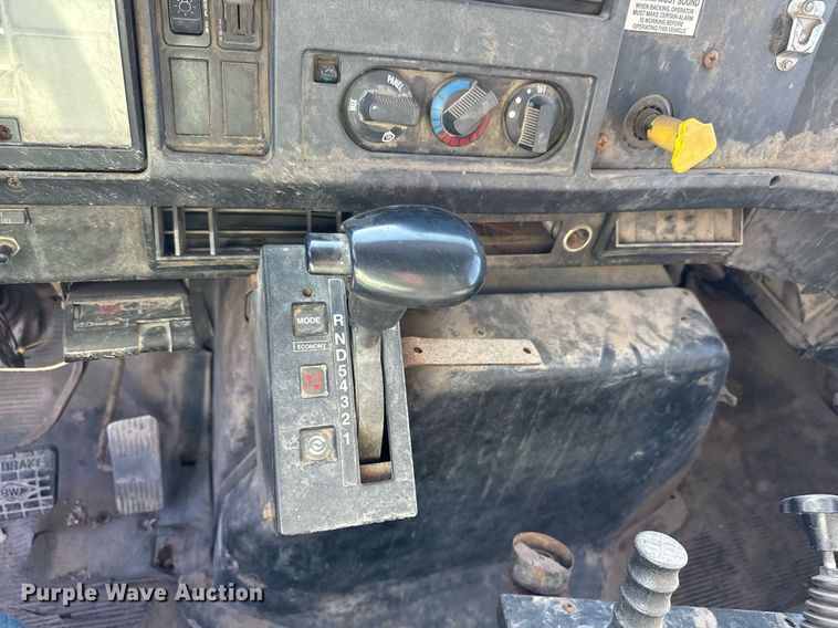 image for item DY8089 2001 International 4900 dump truck