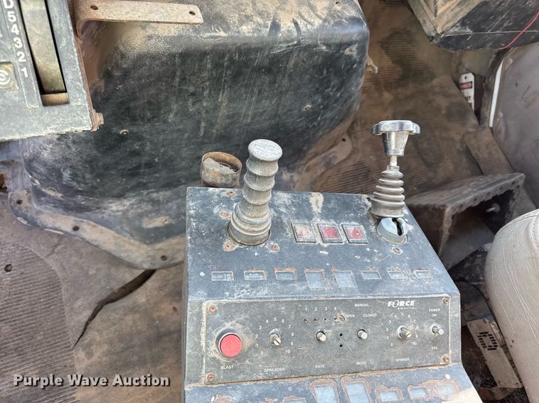 image for item DY8089 2001 International 4900 dump truck