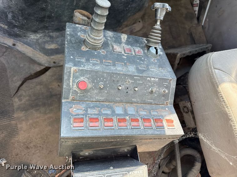 image for item DY8089 2001 International 4900 dump truck