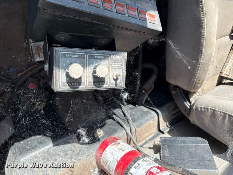 image for item DY8089 2001 International 4900 dump truck