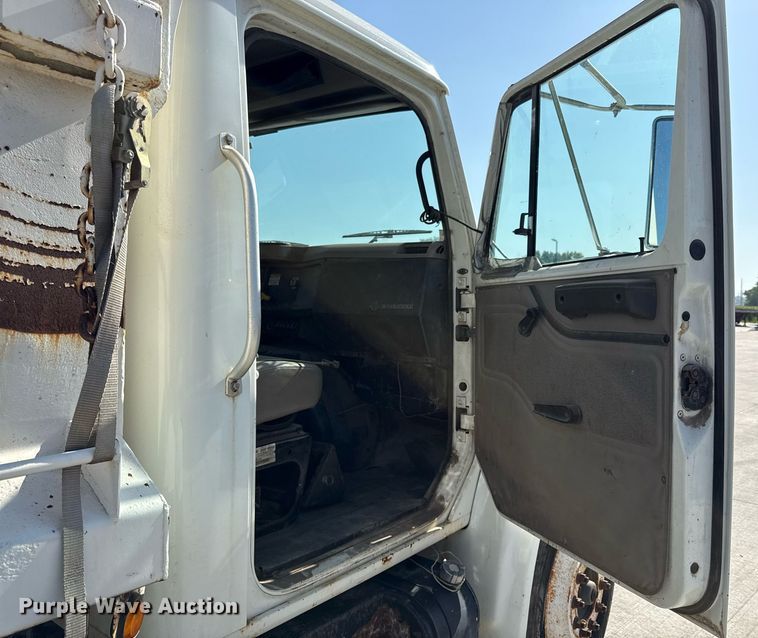 image for item DY8089 2001 International 4900 dump truck