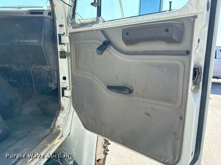 image for item DY8089 2001 International 4900 dump truck