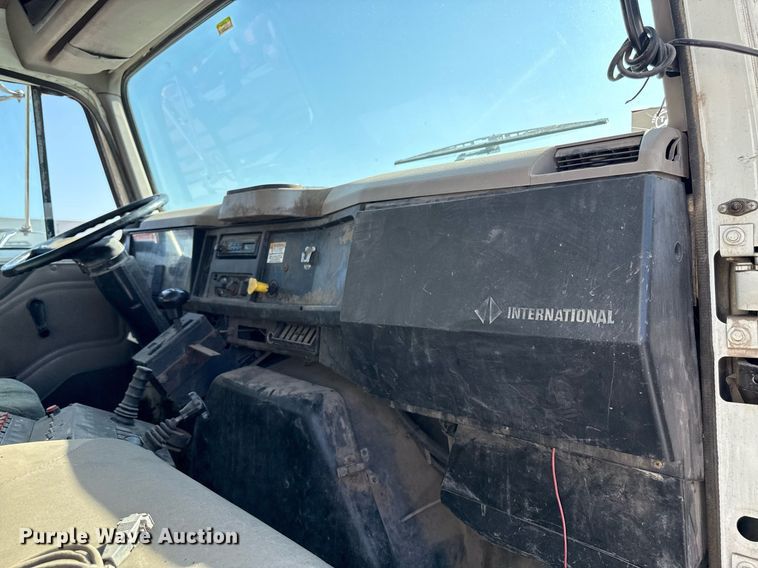 image for item DY8089 2001 International 4900 dump truck