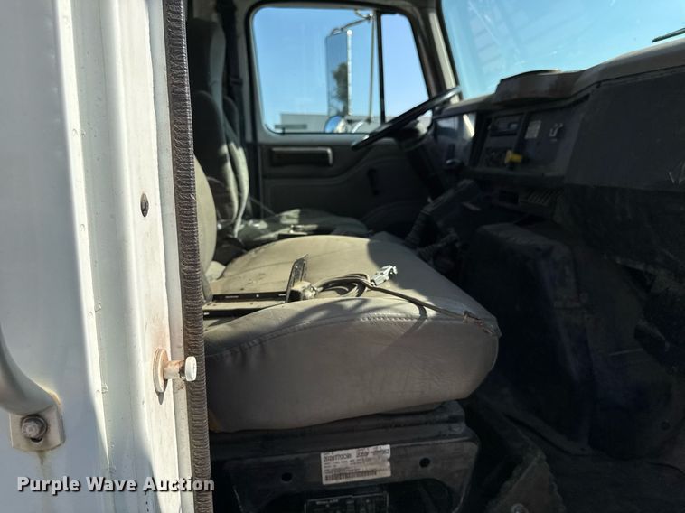 image for item DY8089 2001 International 4900 dump truck