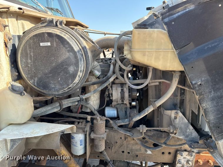 image for item DY8089 2001 International 4900 dump truck