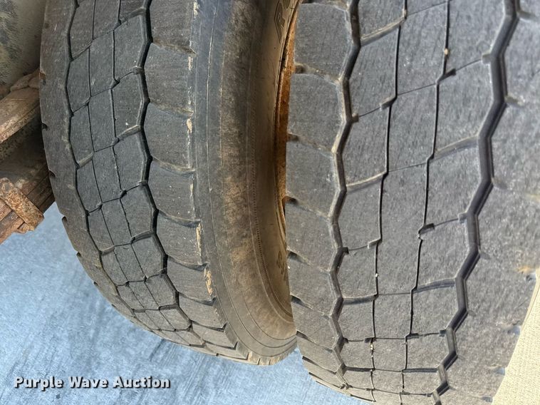 image for item DY8089 2001 International 4900 dump truck