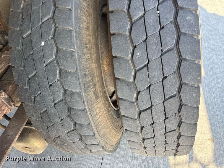 image for item DY8089 2001 International 4900 dump truck