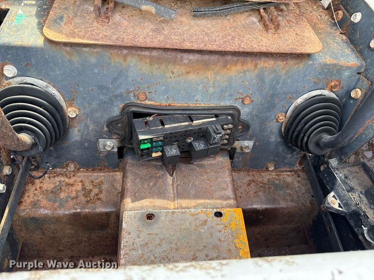 image for item DZ8623 2001 Bobcat S175 skid steer loader