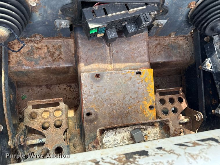 image for item DZ8623 2001 Bobcat S175 skid steer loader