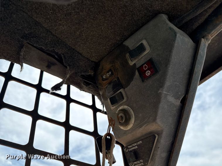 image for item DZ8624 1999 Bobcat 763 skid steer loader