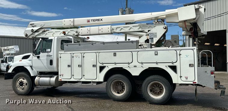 image for item EB2689 2011 International 7400 bucket truck