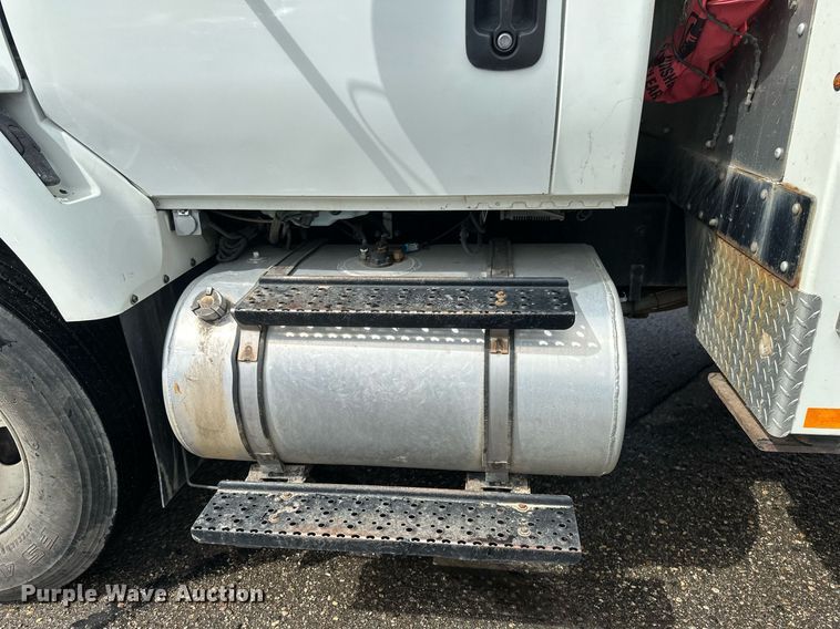 image for item EB2689 2011 International 7400 bucket truck