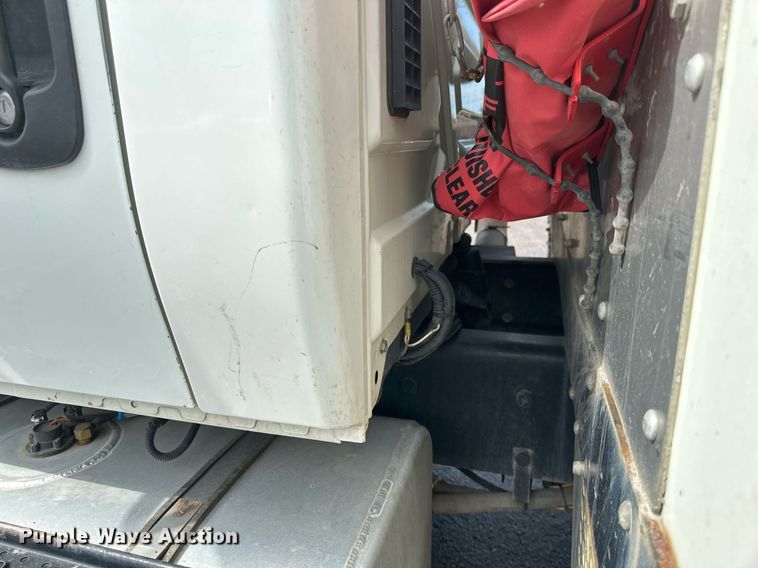 image for item EB2689 2011 International 7400 bucket truck