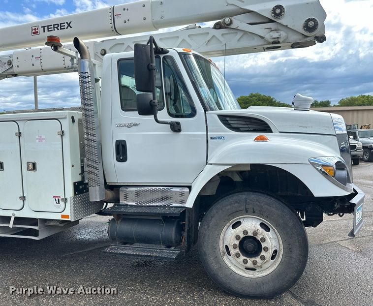 image for item EB2689 2011 International 7400 bucket truck
