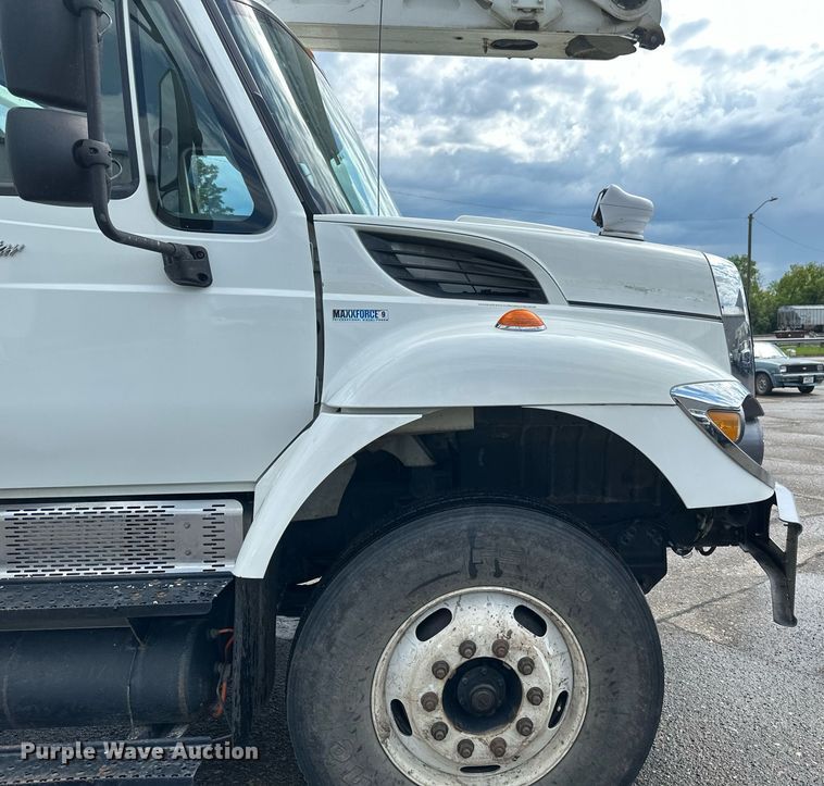 image for item EB2689 2011 International 7400 bucket truck
