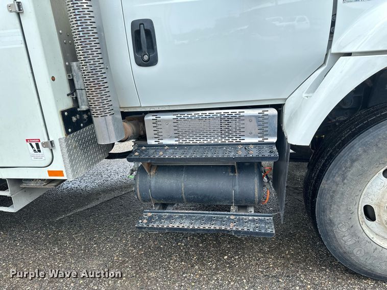 image for item EB2689 2011 International 7400 bucket truck