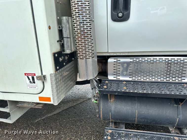 image for item EB2689 2011 International 7400 bucket truck