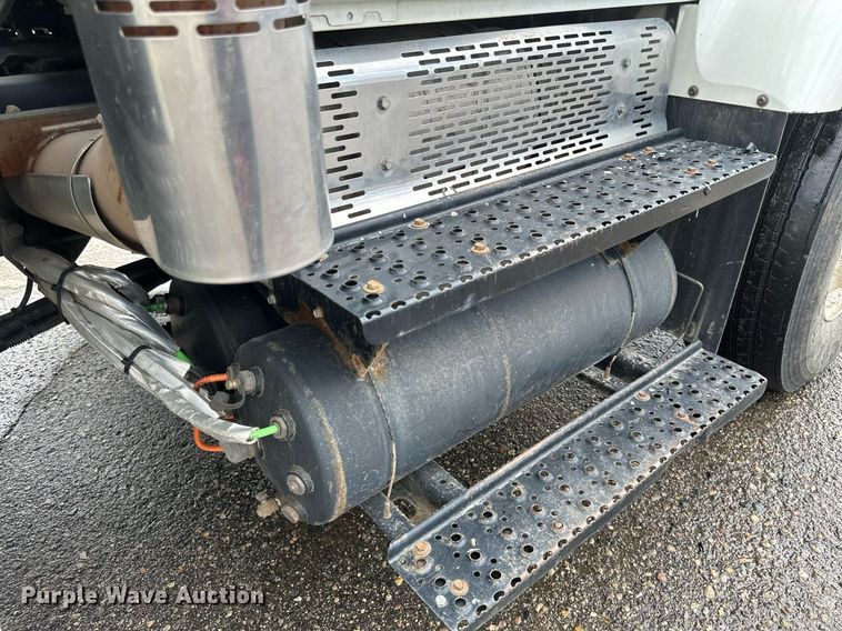 image for item EB2689 2011 International 7400 bucket truck