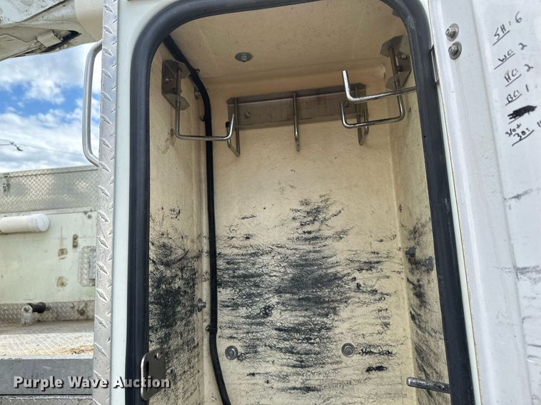 image for item EB2689 2011 International 7400 bucket truck