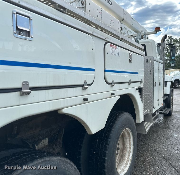 image for item EB2689 2011 International 7400 bucket truck