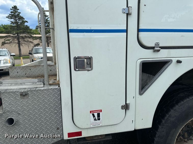 image for item EB2689 2011 International 7400 bucket truck