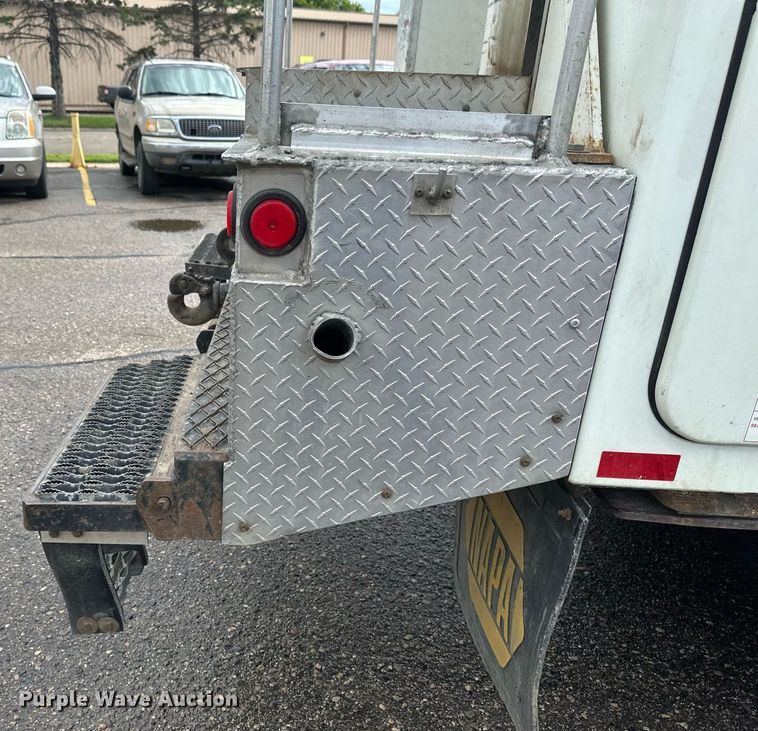 image for item EB2689 2011 International 7400 bucket truck