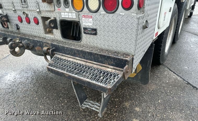 image for item EB2689 2011 International 7400 bucket truck