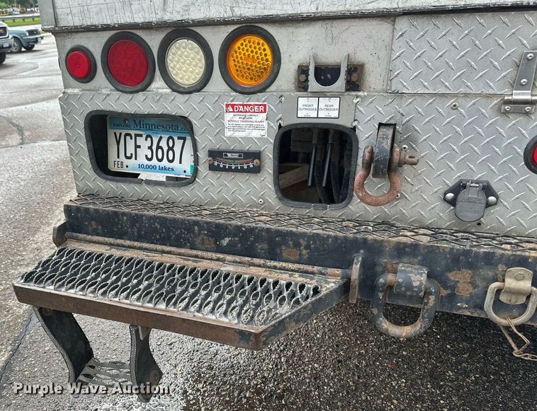 image for item EB2689 2011 International 7400 bucket truck