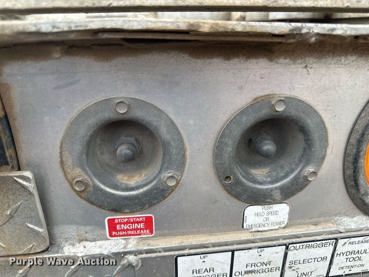 image for item EB2689 2011 International 7400 bucket truck