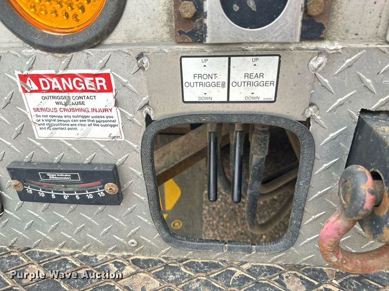 image for item EB2689 2011 International 7400 bucket truck