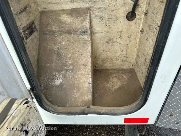 image for item EB2689 2011 International 7400 bucket truck