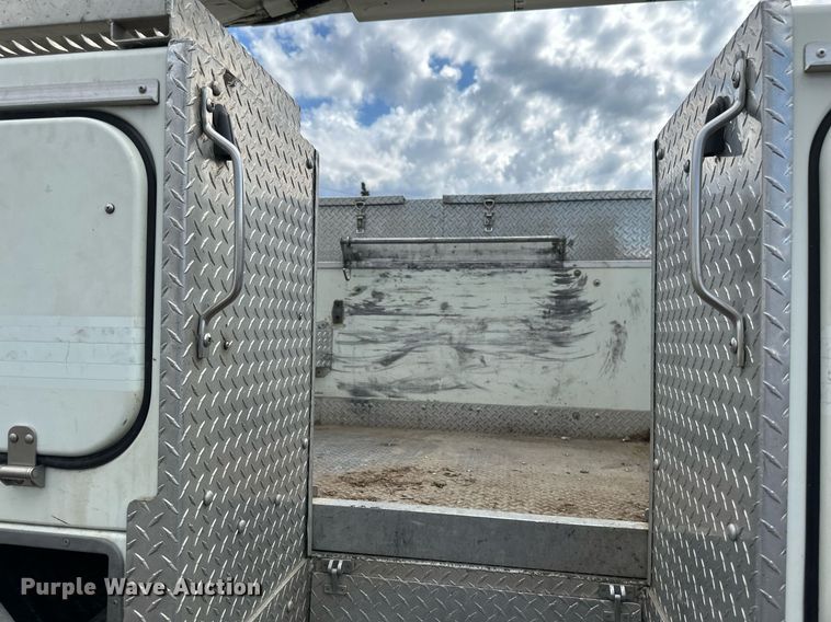 image for item EB2689 2011 International 7400 bucket truck