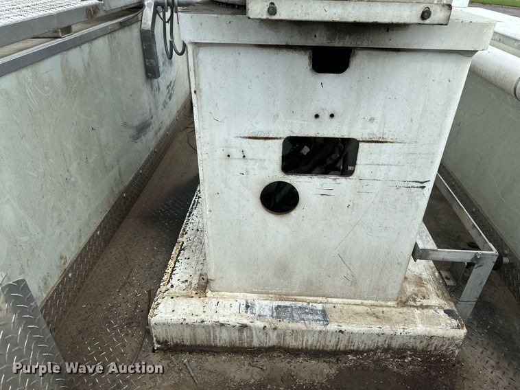 image for item EB2689 2011 International 7400 bucket truck