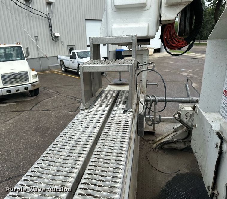 image for item EB2689 2011 International 7400 bucket truck