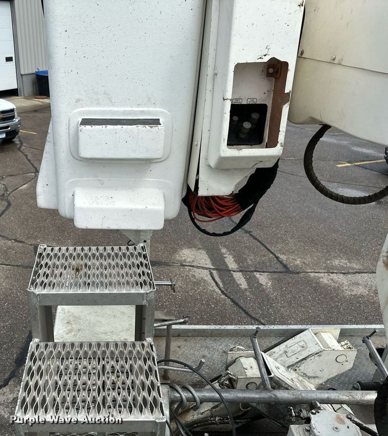 image for item EB2689 2011 International 7400 bucket truck