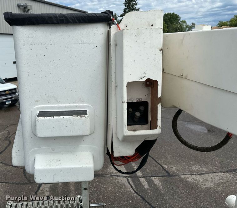 image for item EB2689 2011 International 7400 bucket truck