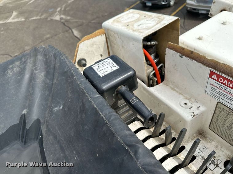 image for item EB2689 2011 International 7400 bucket truck