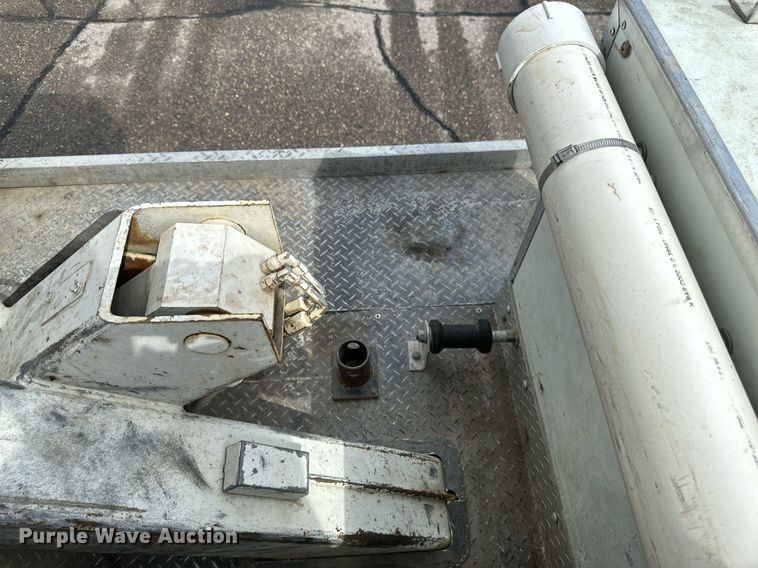 image for item EB2689 2011 International 7400 bucket truck