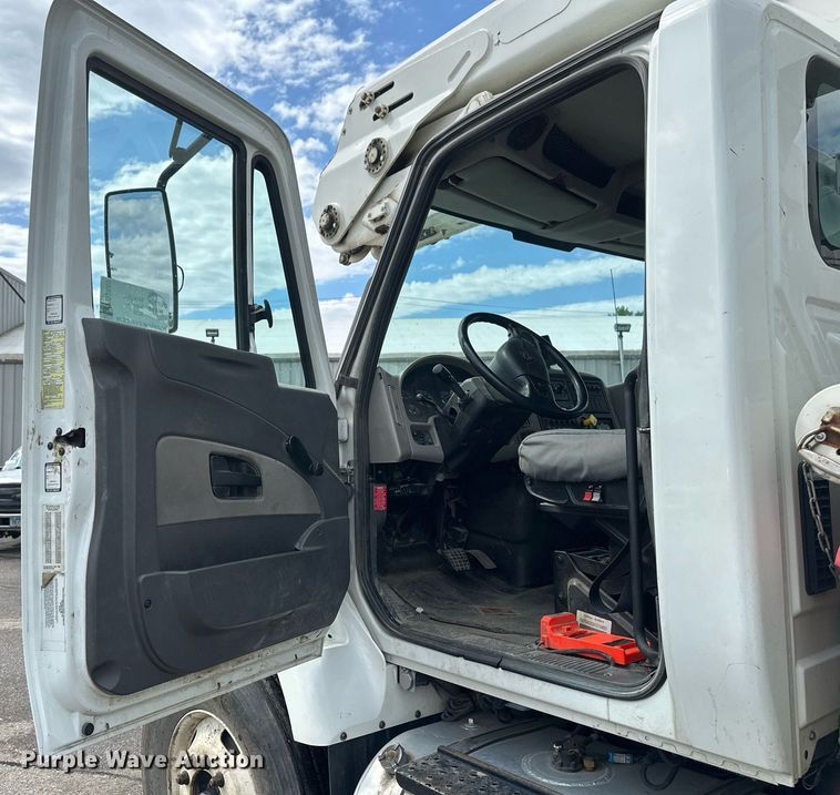 image for item EB2689 2011 International 7400 bucket truck