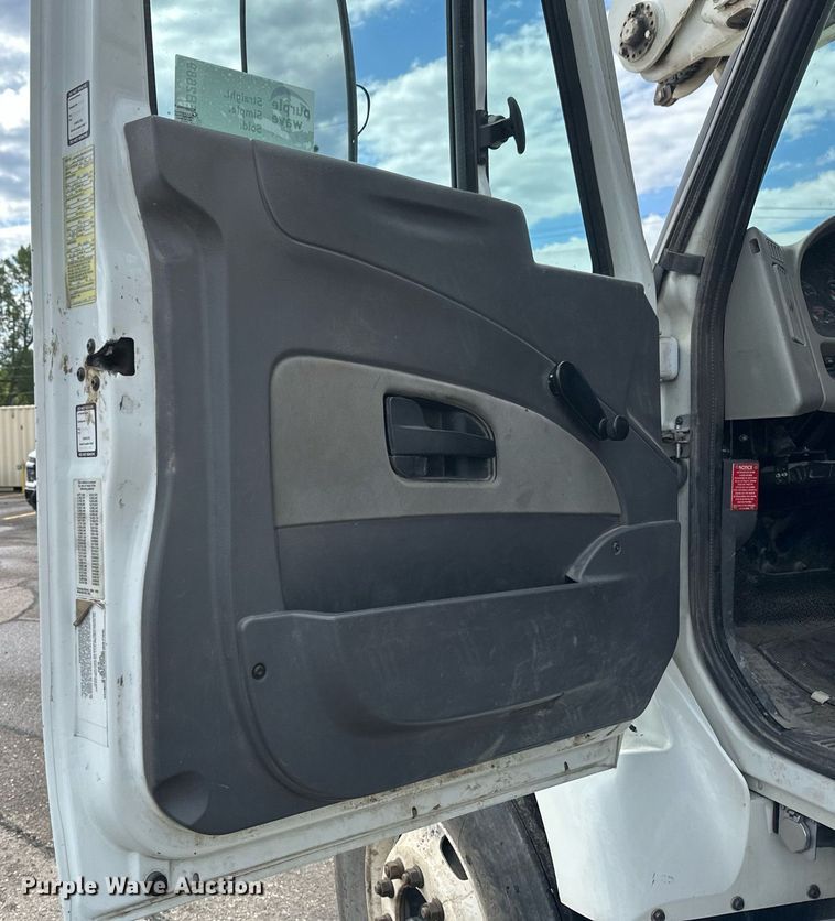 image for item EB2689 2011 International 7400 bucket truck