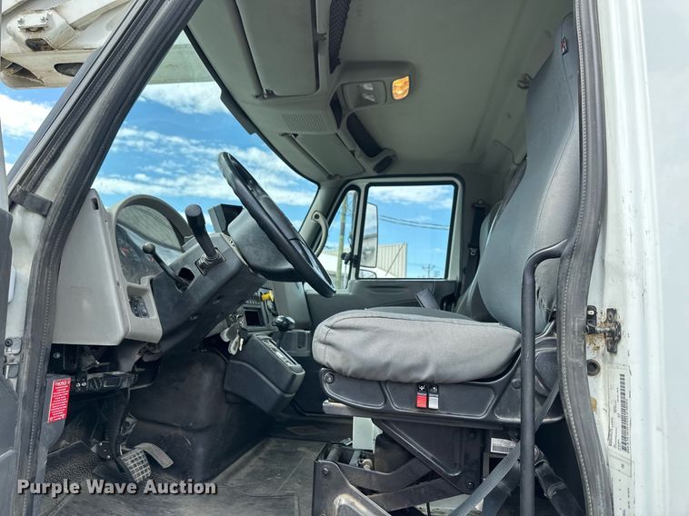 image for item EB2689 2011 International 7400 bucket truck