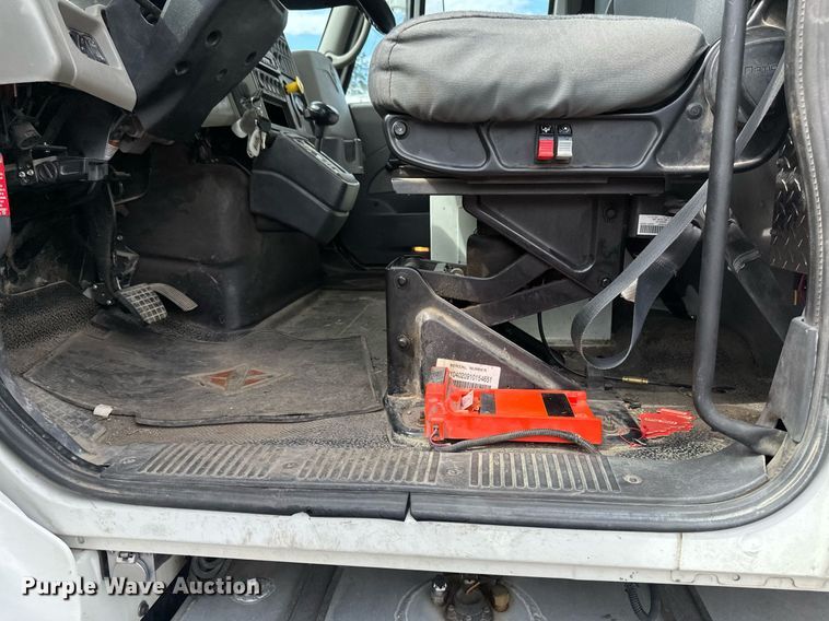 image for item EB2689 2011 International 7400 bucket truck