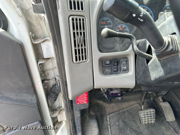 image for item EB2689 2011 International 7400 bucket truck